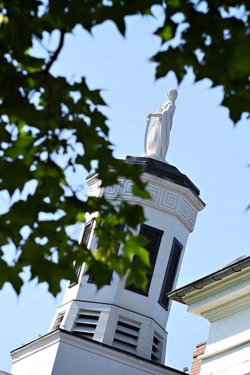 Photo of George Washington statue on Washington Hall